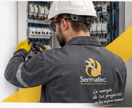 Técnico de Sermatec trabajando en un cuadro eléctrico industrial